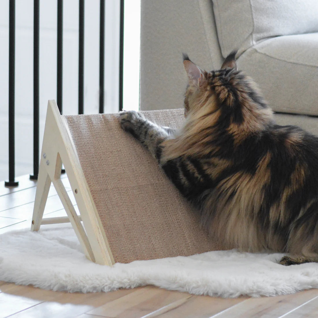 BeOneBreed | Reversible Sisal Cat Scratching Post